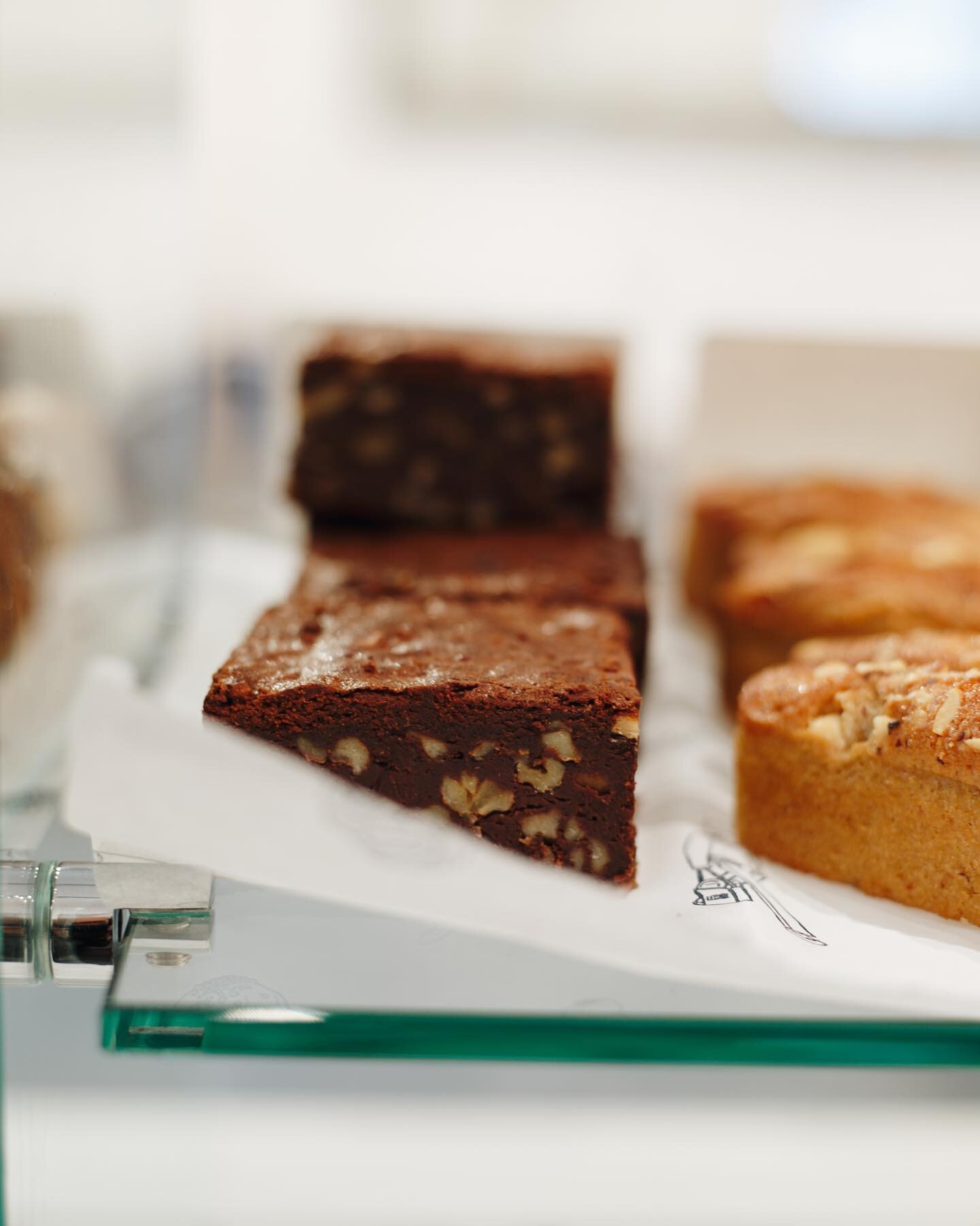 Samedi brownie ? 🍫#leoniebakery #leoniebakeryparis #paris #bakery #parislifestyle #parismood #parisian #parisienne #foodphotography #foodlover #coffeeshop #artisan  #boulangerie #boulangerieartisanale #foodpics  #brownie #breakfast #brunch #parisb