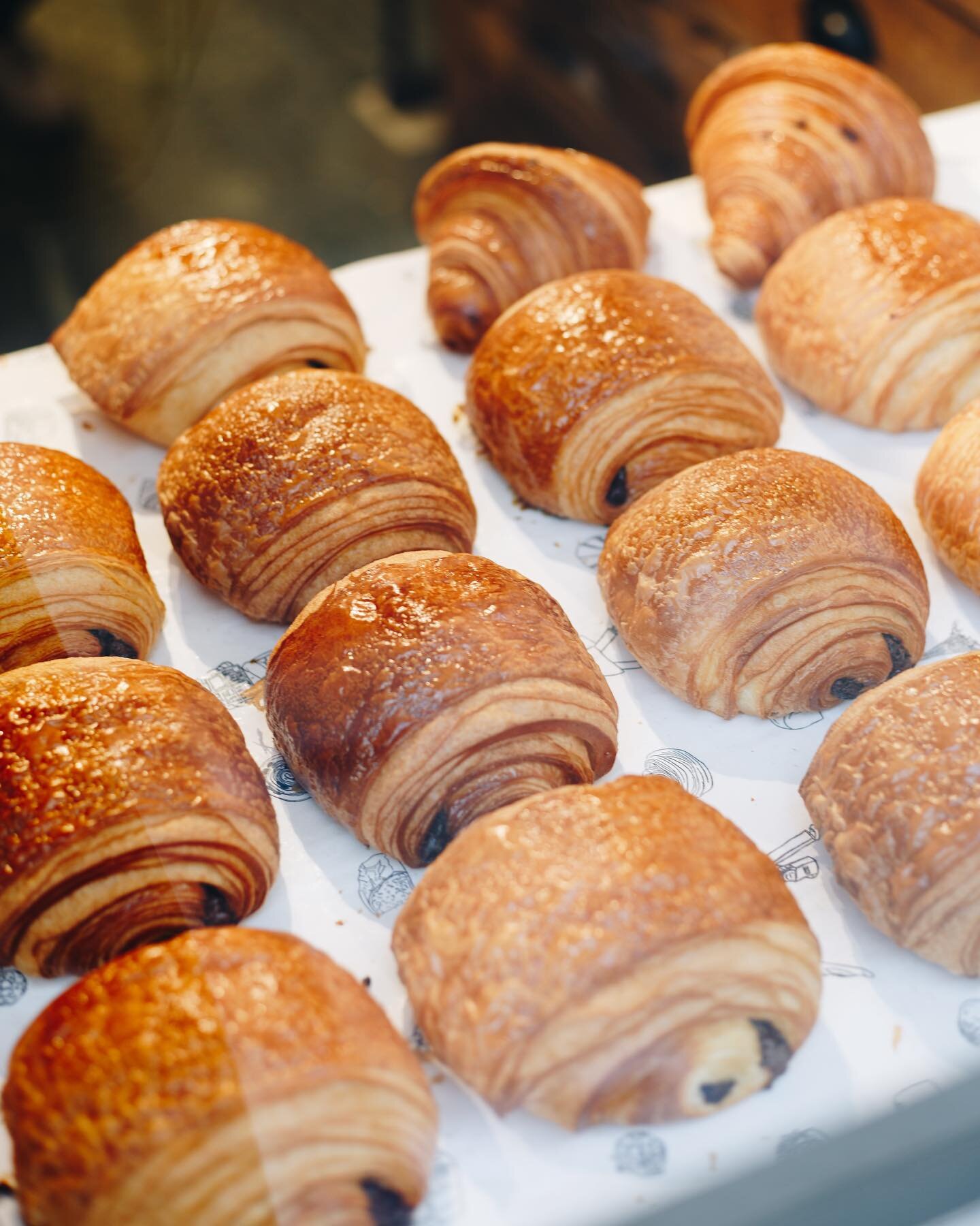 Sunday line up 😍#leoniebakery #leoniebakeryparis #paris #bakery #parislifestyle #parismood #parisian #parisienne #foodphotography #foodlover #coffeeshop #artisan  #boulangerie #foodpics  #croissant #breakfast #brunch #parisbrunch #artisanal #sourd