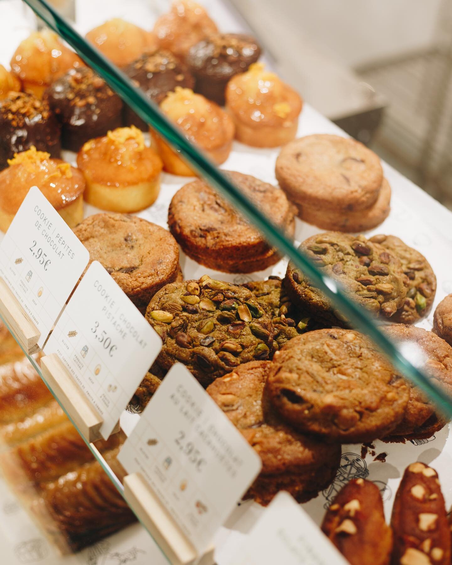 Le lundi on est ferm&eacute; mais on vous poste une photo de ce que vous auriez pu manger si on &eacute;tait ouvert 😅 (entre autres, ce d&eacute;licieux cookie 🍪 pistache-chocolat 😍) &Agrave; demain ?#leoniebakery #leoniebakeryparis #paris #bake